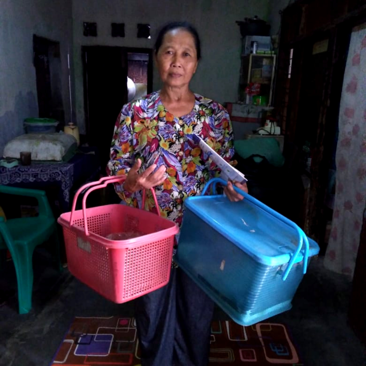 Nenek Emil Menerima Bantuan Modal Usaha
