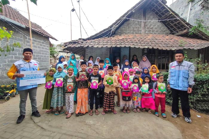 Foto bersama dengan santriwan santriwati TPQ Baitul Malikhah, Poncokusumo selepas serah terima wakaf Al-Quran