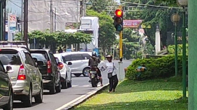 Foto Pak Rusibat Berjualan Di Lampu Merah daerah Kota Malang