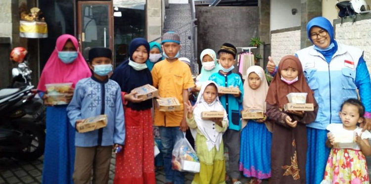 Keceriaan Yatim Dalam Berbagi Paket Makanan
