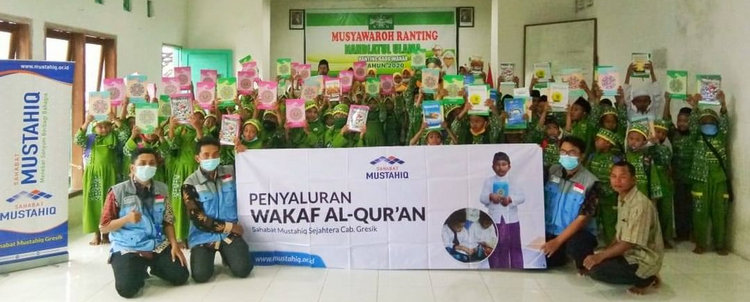 Salur Wakaf Qur'an Untuk Santri Gresik